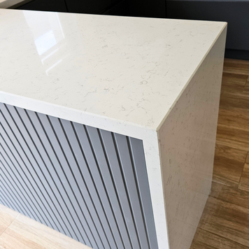 Mobilier la comandă pentru bucătărie NORVINIA, cu mânere ascunse GOLA și blat din cuarț compozit