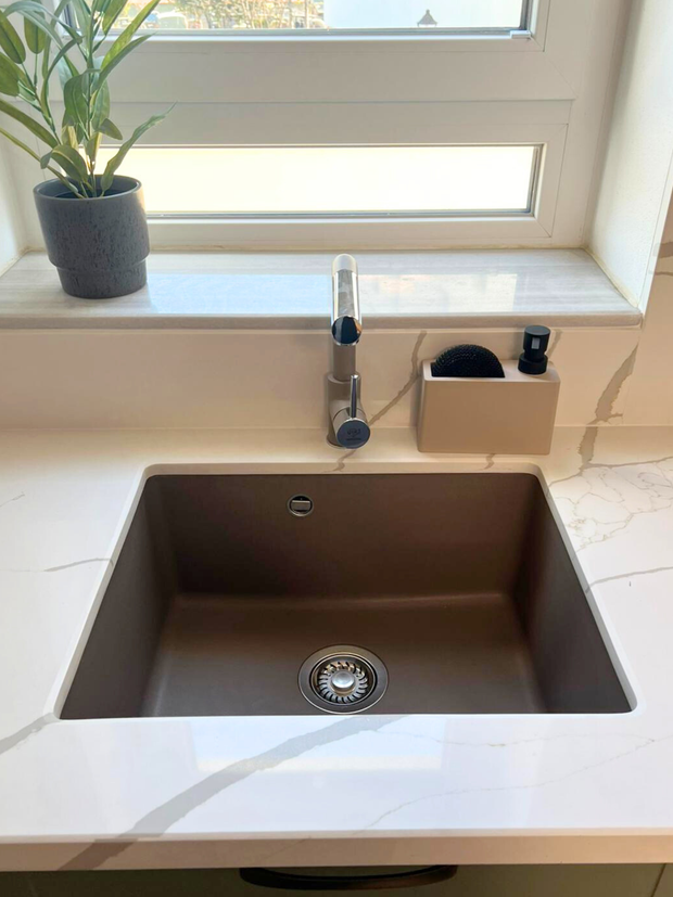 Mobilier bucătărie NORVINIA, cu blat din cuarț compozit și chiuvetă montată sub blat