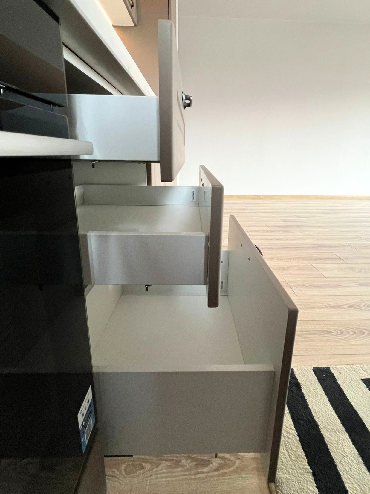 Mobilier la comandă pentru bucătărie NORVINIA, cu mânere metalice aplicate și blat din cuarț compozit