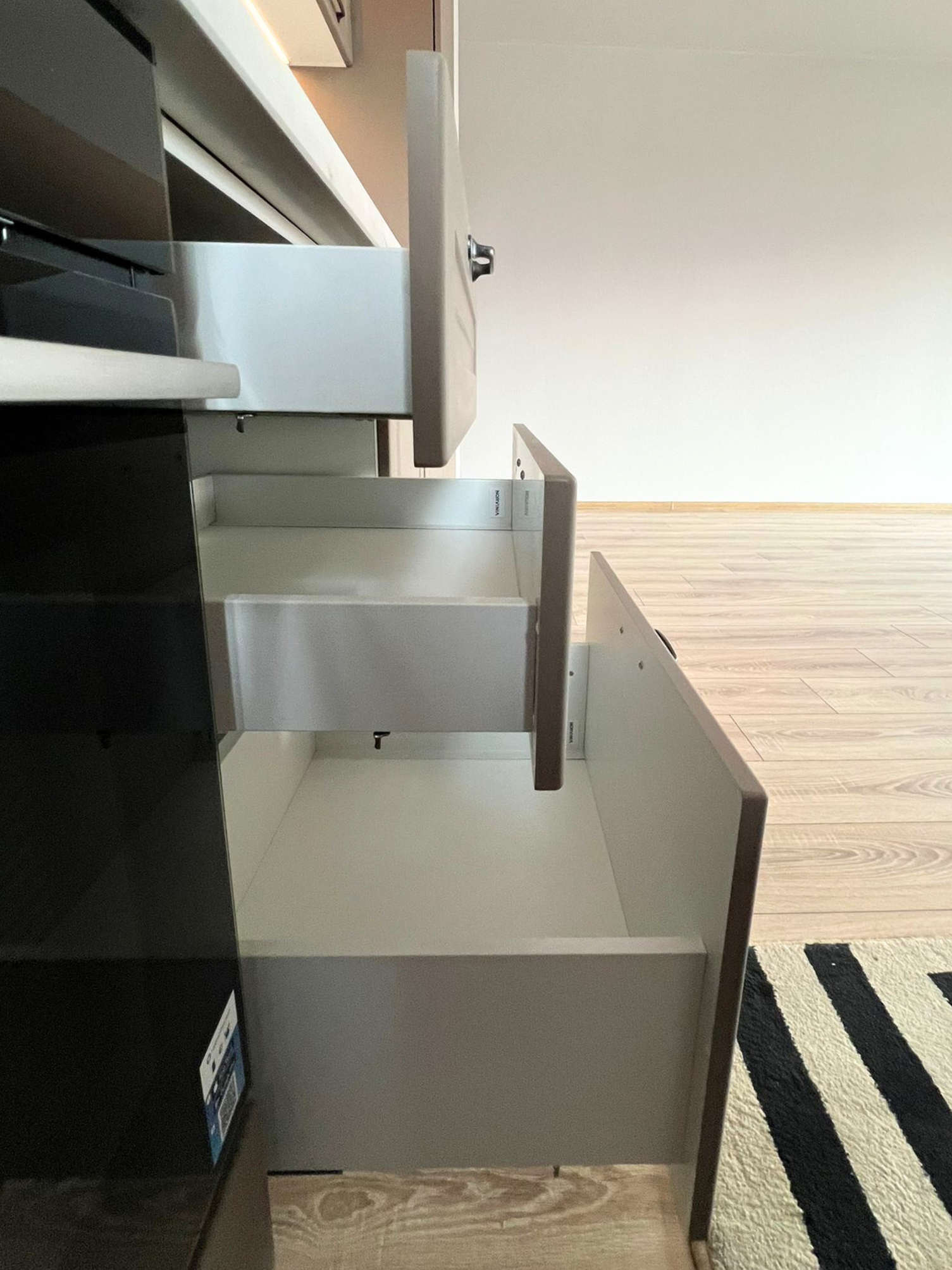 Mobilier la comandă pentru bucătărie NORVINIA, cu mânere metalice aplicate și blat din cuarț compozit