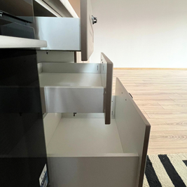 Mobilier la comandă pentru bucătărie NORVINIA, cu mânere metalice aplicate și blat din cuarț compozit