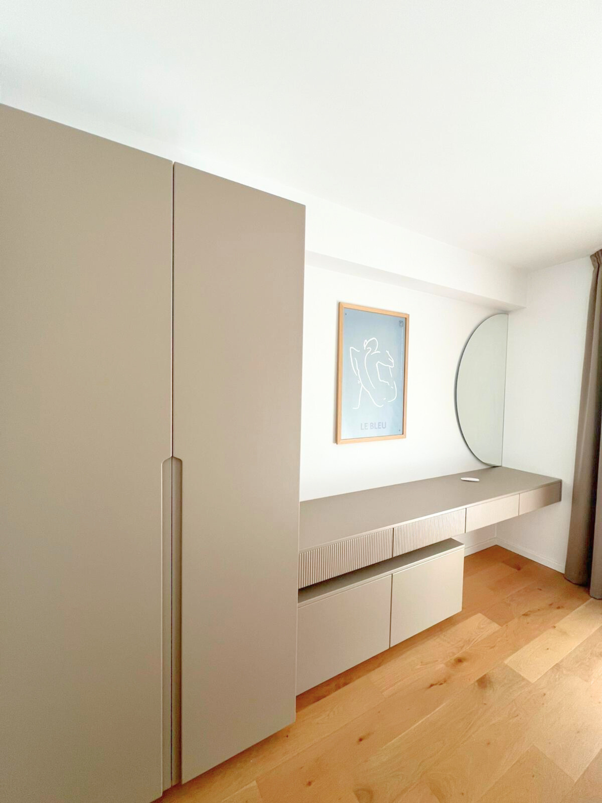Mobilier la comandă din MDF termoformat pentru dormitor NORVINIA