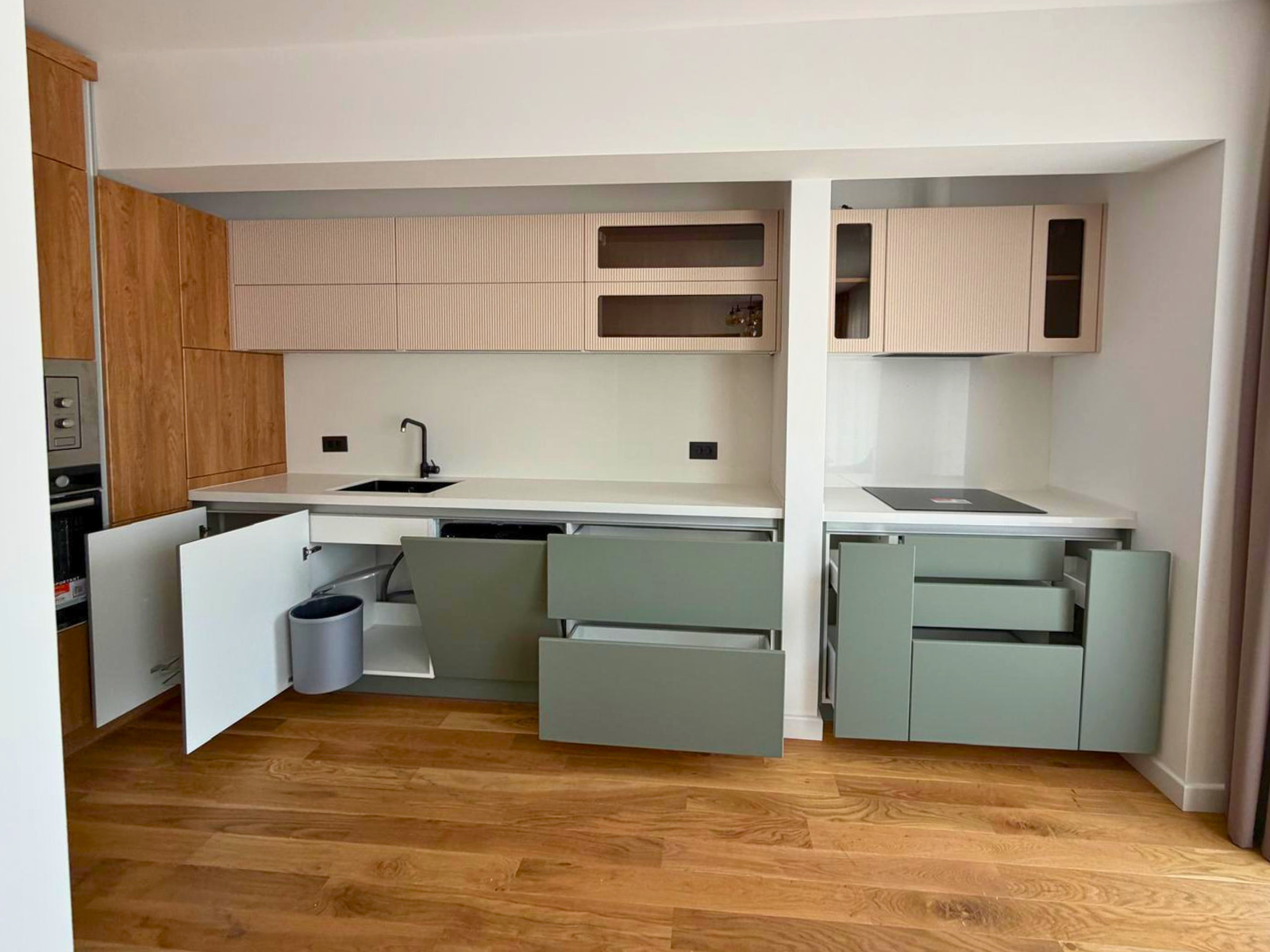 Mobilier de bucătărie NORVINIA, cu fronturi din MDF termoformat, blat și contrablat din cuarț compozit alb și mânere tip profil GOLA, finisaj aluminiu