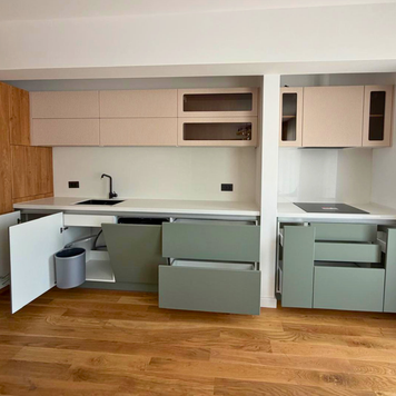 Mobilier de bucătărie NORVINIA, cu fronturi din MDF termoformat, blat și contrablat din cuarț compozit alb și mânere tip profil GOLA, finisaj aluminiu