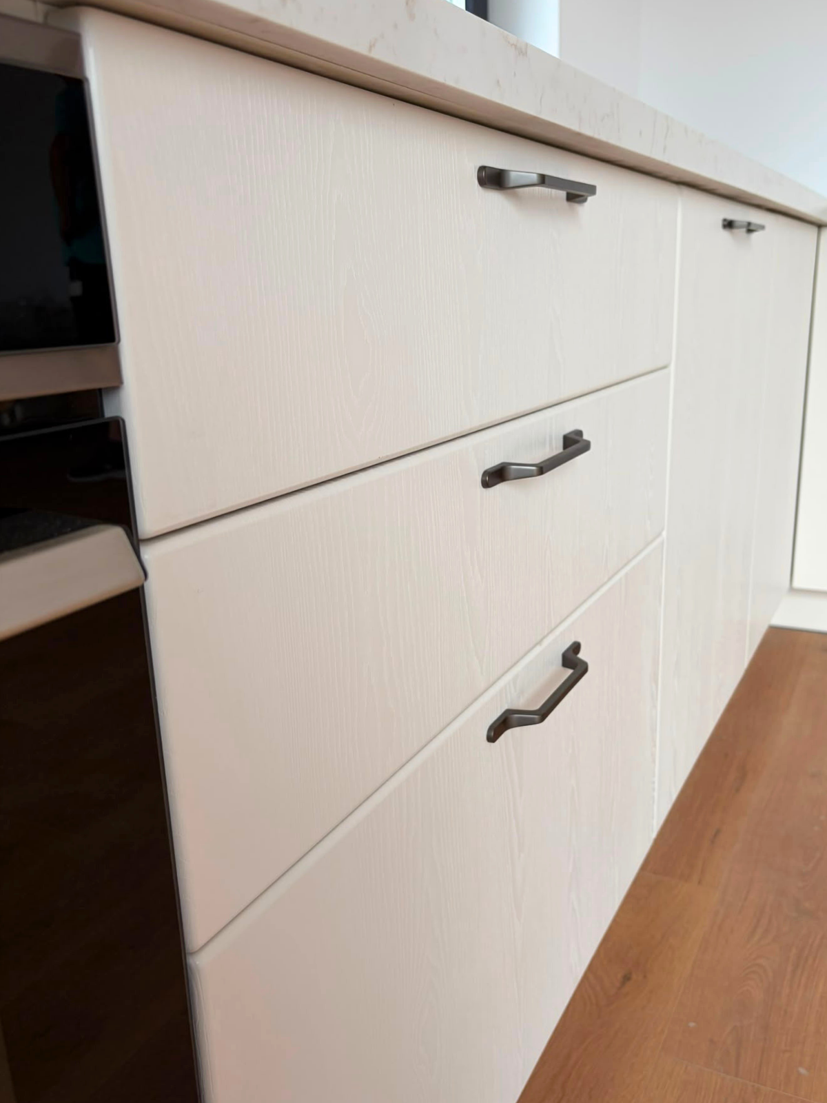 Mobilier din MDF termoformat cu blat din cuarț compozit și mânere metalice aplicate