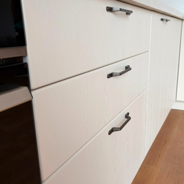 Mobilier din MDF termoformat cu blat din cuarț compozit și mânere metalice aplicate