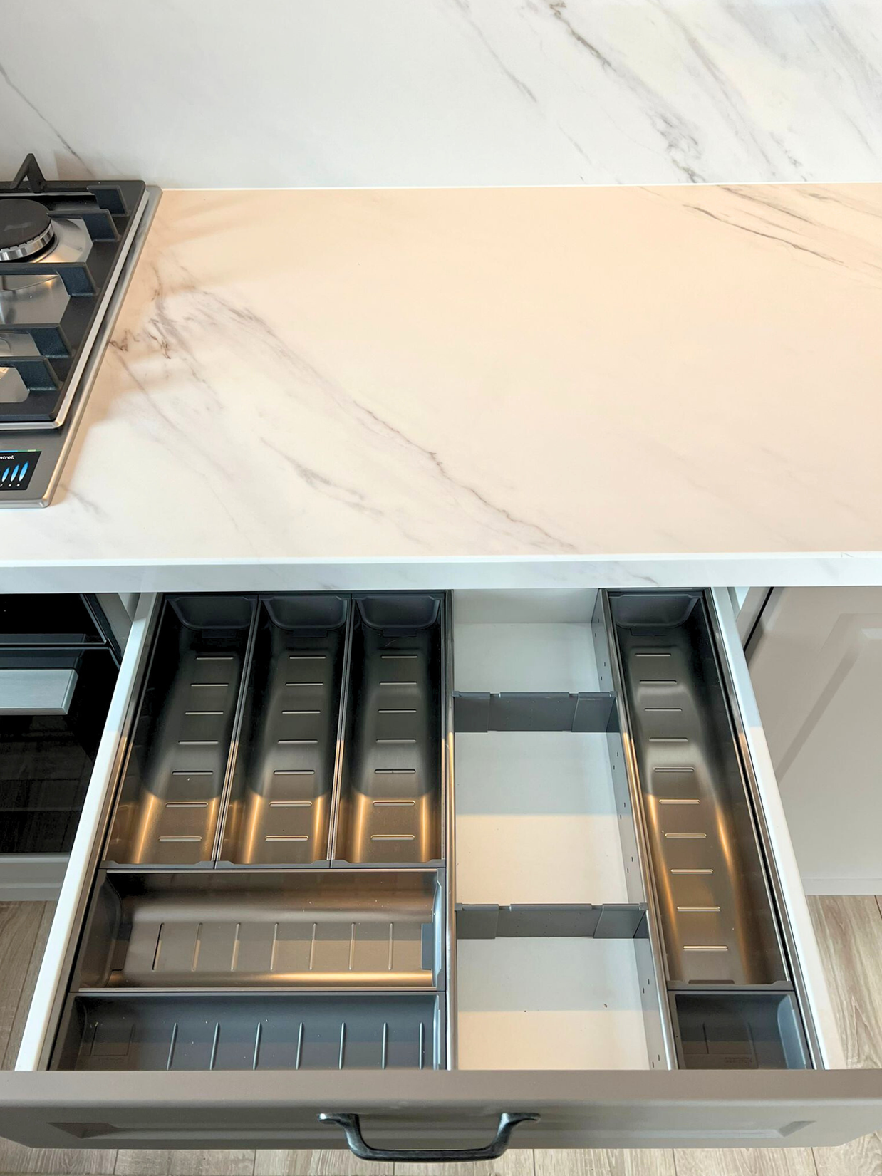 Mobilier la comandă pentru bucătărie NORVINIA, cu mânere metalice aplicate și blat din cuarț compozit