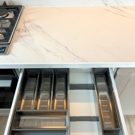 Mobilier la comandă pentru bucătărie NORVINIA, cu mânere metalice aplicate și blat din cuarț compozit