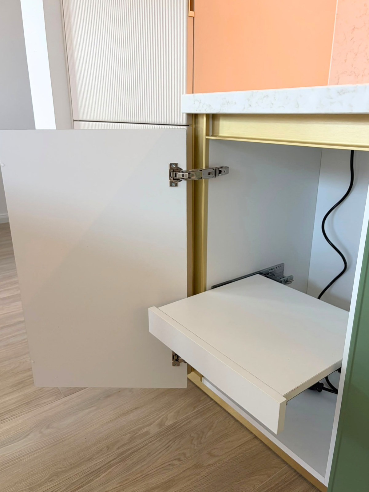 Mobilier din MDF termoformat cu blat din cuarț compozit, insulă cu blat din cuarț și mânere GOLA