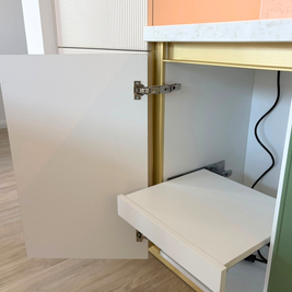 Mobilier din MDF termoformat cu blat din cuarț compozit, insulă cu blat din cuarț și mânere GOLA