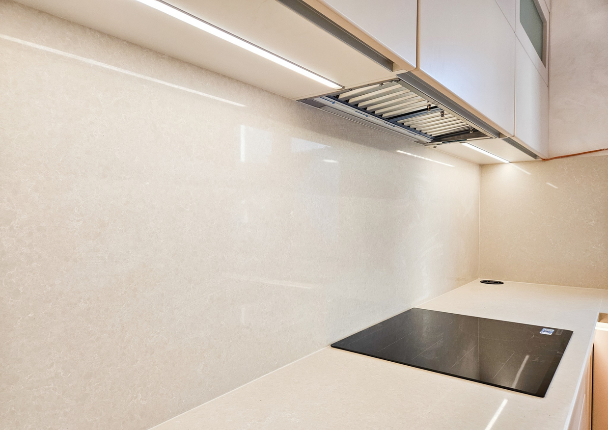 Mobilă bucătărie fabricată la comandă de NORVINIA din MDF termoformat, blat, contrablat și glaf din cuarț compozit