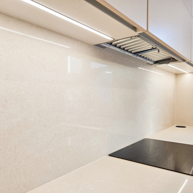 Mobilă bucătărie fabricată la comandă de NORVINIA din MDF termoformat, blat, contrablat și glaf din cuarț compozit