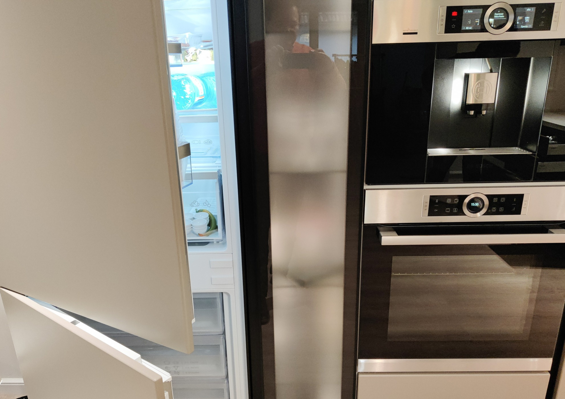 Mobilă bucătărie fabricată la comandă de NORVINIA din MDF termoformat, blat și glaf geam din cuarț compozit