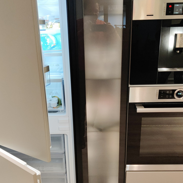 Mobilă bucătărie fabricată la comandă de NORVINIA din MDF termoformat, blat și glaf geam din cuarț compozit