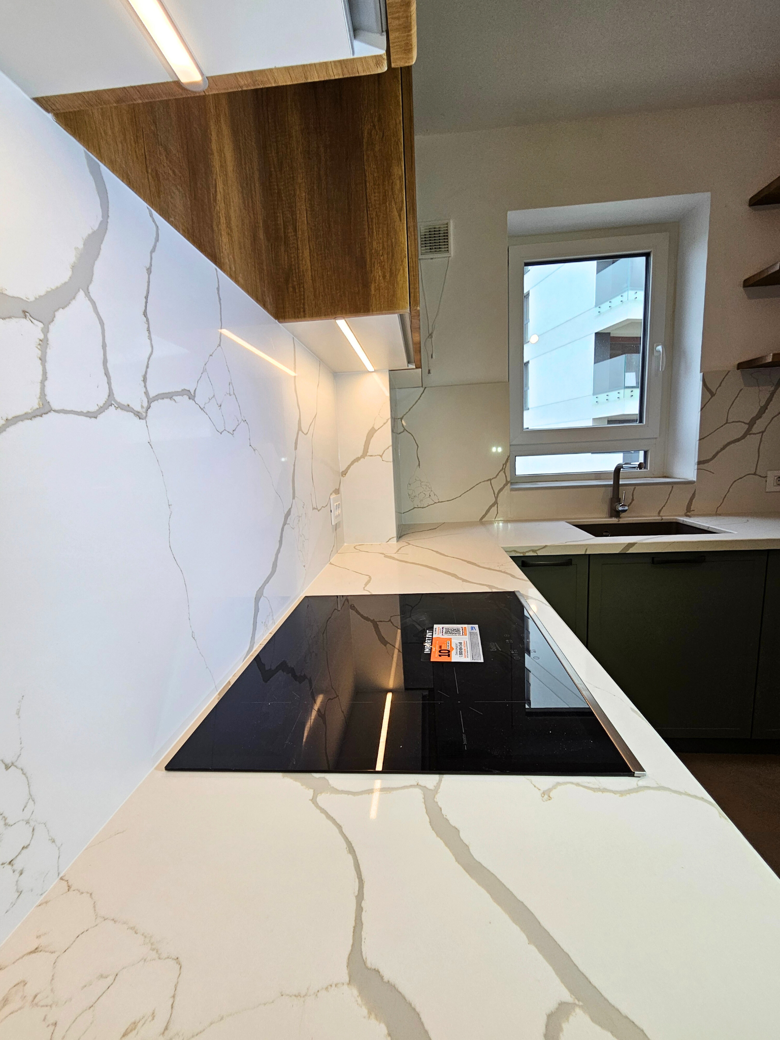 Mobilier bucătărie NORVINIA, cu blat din cuarț compozit și chiuvetă montată sub blat