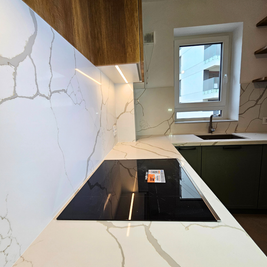 Mobilier bucătărie NORVINIA, cu blat din cuarț compozit și chiuvetă montată sub blat