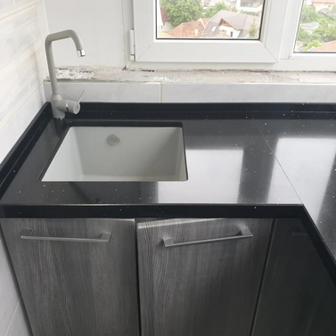 Chiuvetă sub blat din granit, fără picurător și cu o cuvă