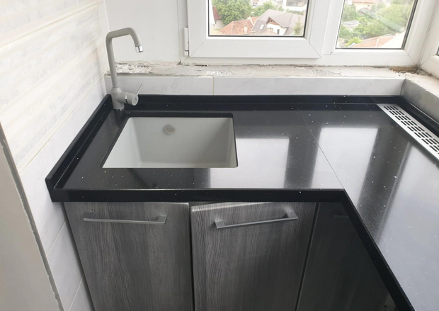 Chiuvetă sub blat din granit, fără picurător și cu o cuvă