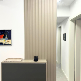 Mobilier pentru hol cu riflaj și oglindă realizat la comandă de NORVINIA