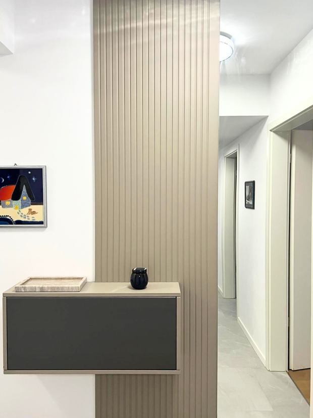 Mobilier pentru hol cu riflaj și oglindă realizat la comandă de NORVINIA