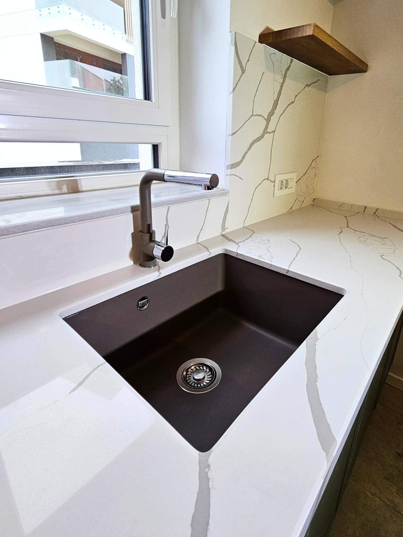 Mobilier bucătărie NORVINIA, cu blat din cuarț compozit și chiuvetă montată sub blat