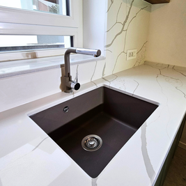 Mobilier bucătărie NORVINIA, cu blat din cuarț compozit și chiuvetă montată sub blat