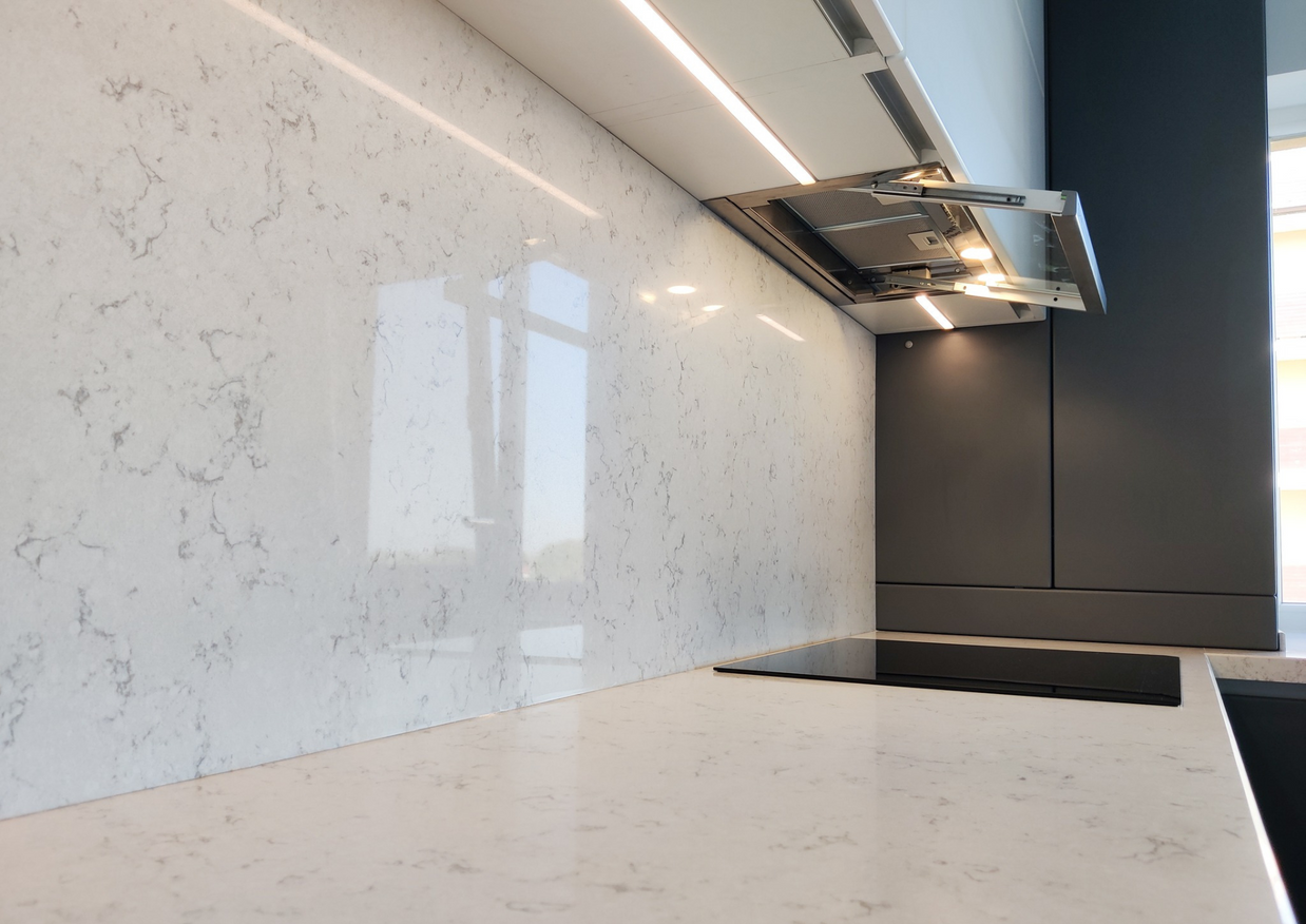 Mobilă bucătărie fabricată la comandă de NORVINIA cu blat și glaf geam din cuarț compozit, mobilier din MDF termoformat