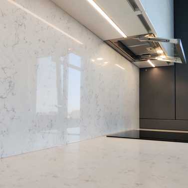 Mobilă bucătărie fabricată la comandă de NORVINIA cu blat și glaf geam din cuarț compozit, mobilier din MDF termoformat