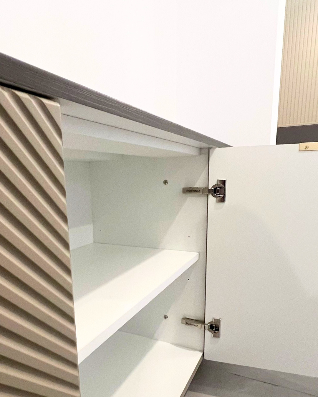 Mobilier pentru hol cu riflaj și oglindă realizat la comandă de NORVINIA