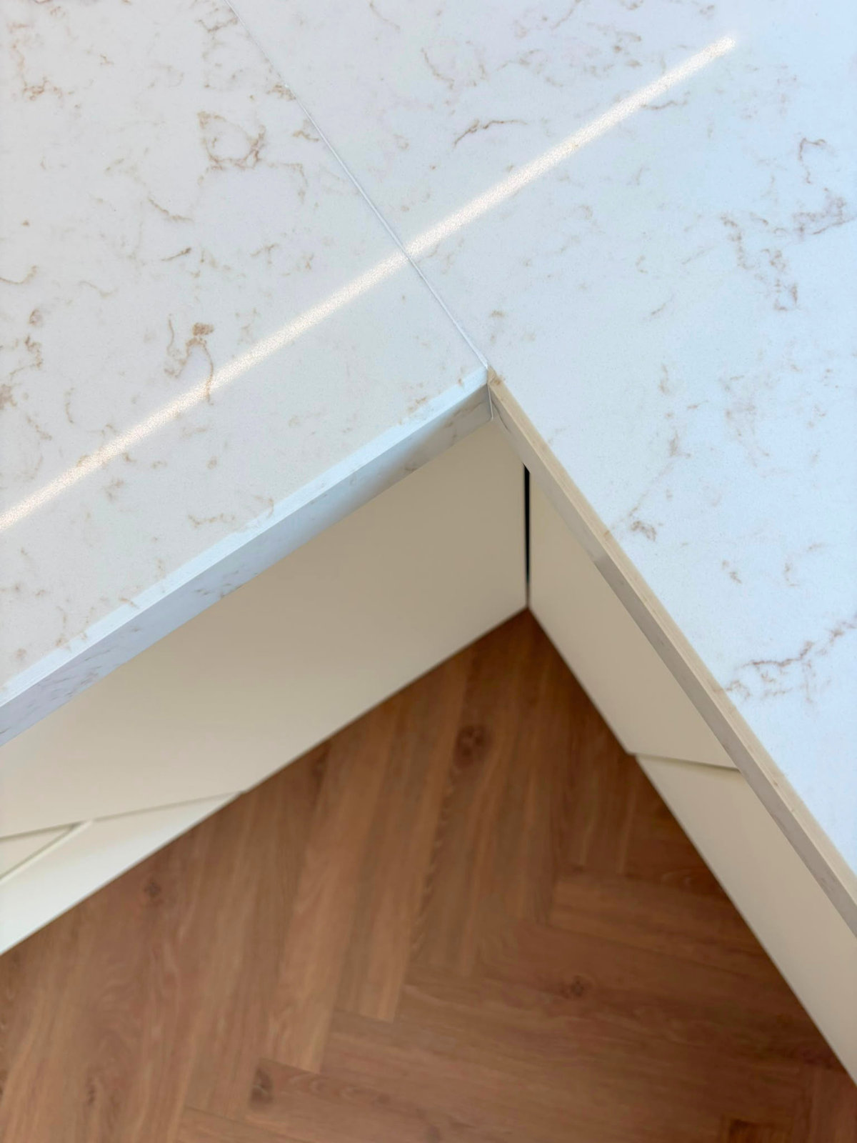 Mobilier din MDF termoformat cu blat din cuarț compozit și mânere gola, finisaj negru mat