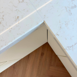 Mobilier din MDF termoformat cu blat din cuarț compozit și mânere gola, finisaj negru mat