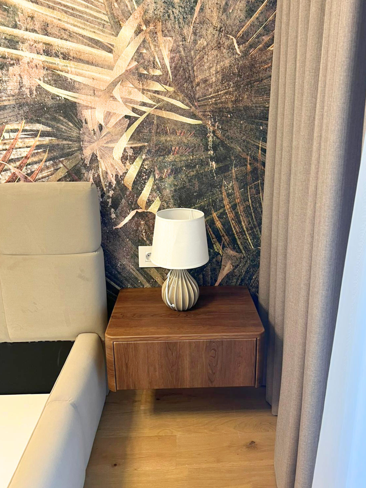 Mobilier la comandă din MDF termoformat pentru dormitor - noptiere și dressing