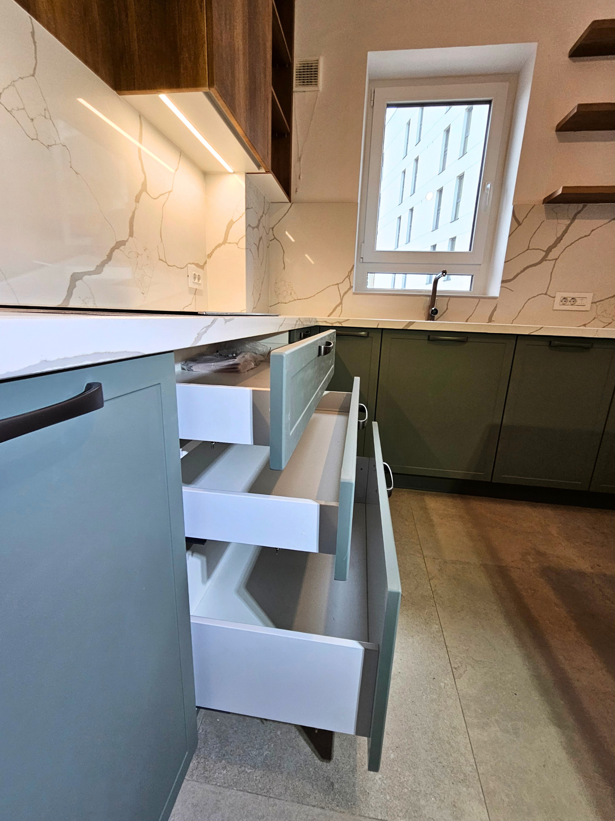 Mobilier bucătărie NORVINIA, cu blat din cuarț compozit și chiuvetă montată sub blat