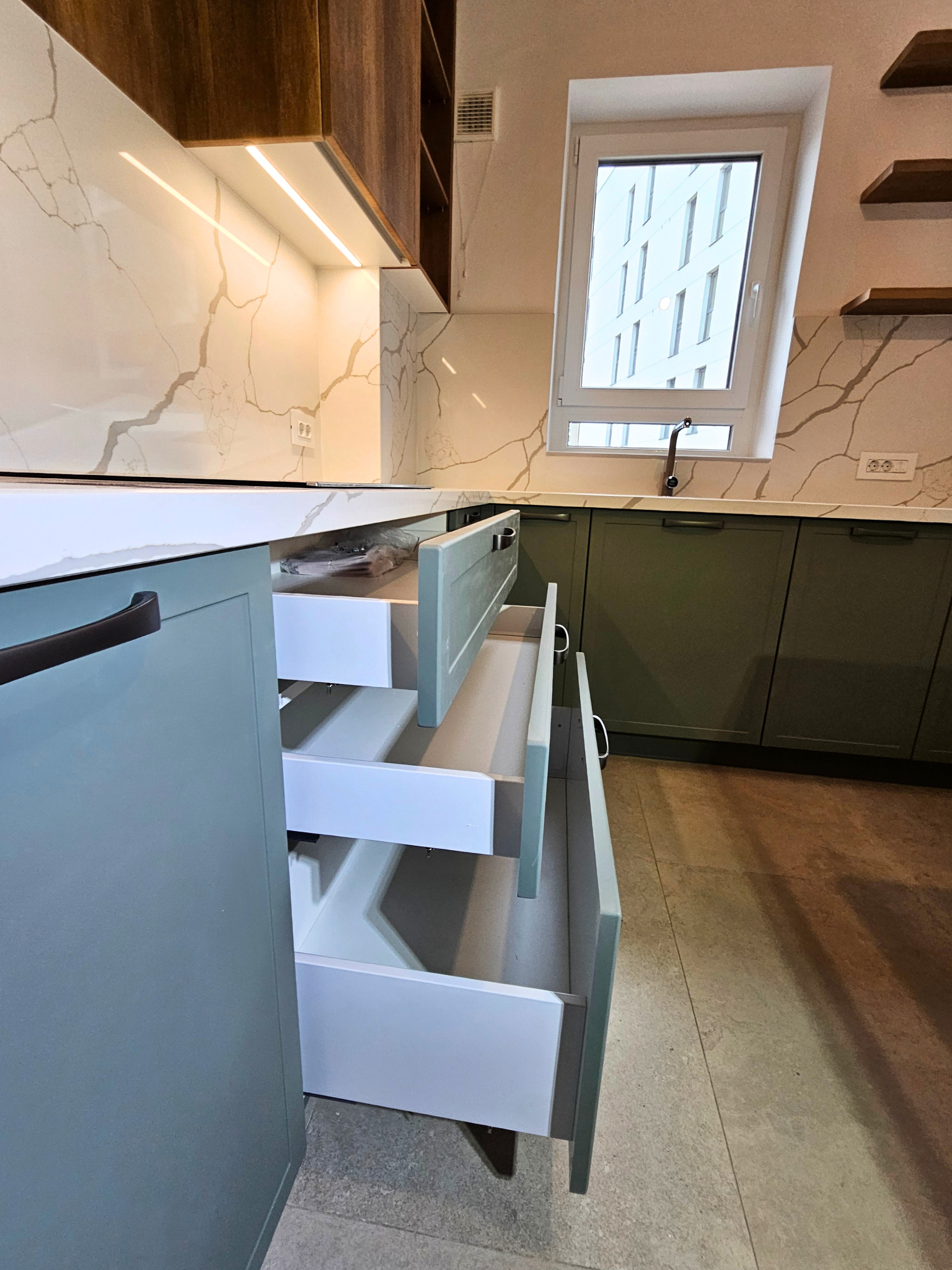 Mobilier bucătărie NORVINIA, cu blat din cuarț compozit și chiuvetă montată sub blat