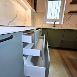 Mobilier bucătărie NORVINIA, cu blat din cuarț compozit și chiuvetă montată sub blat