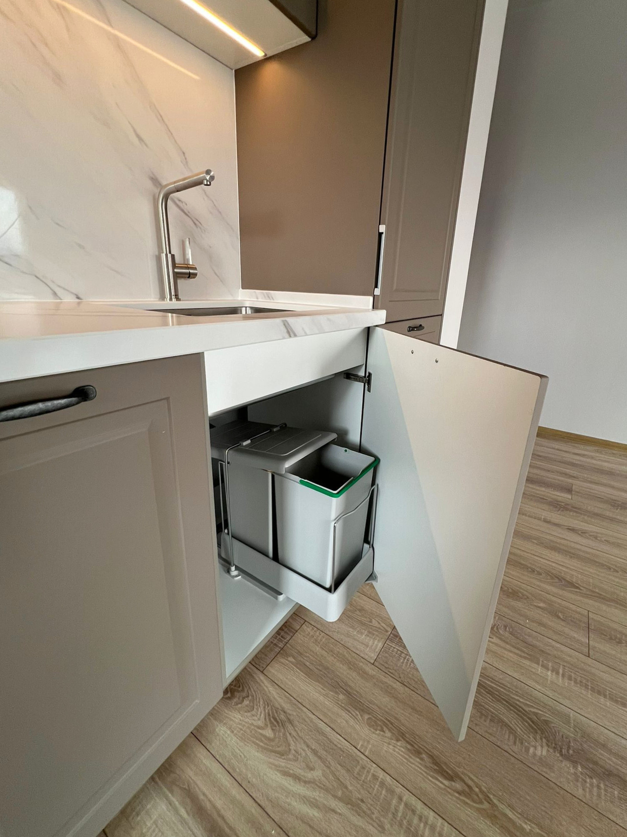 Mobilier la comandă pentru bucătărie NORVINIA, cu mânere metalice aplicate și blat din cuarț compozit