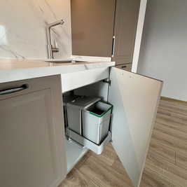 Mobilier la comandă pentru bucătărie NORVINIA, cu mânere metalice aplicate și blat din cuarț compozit