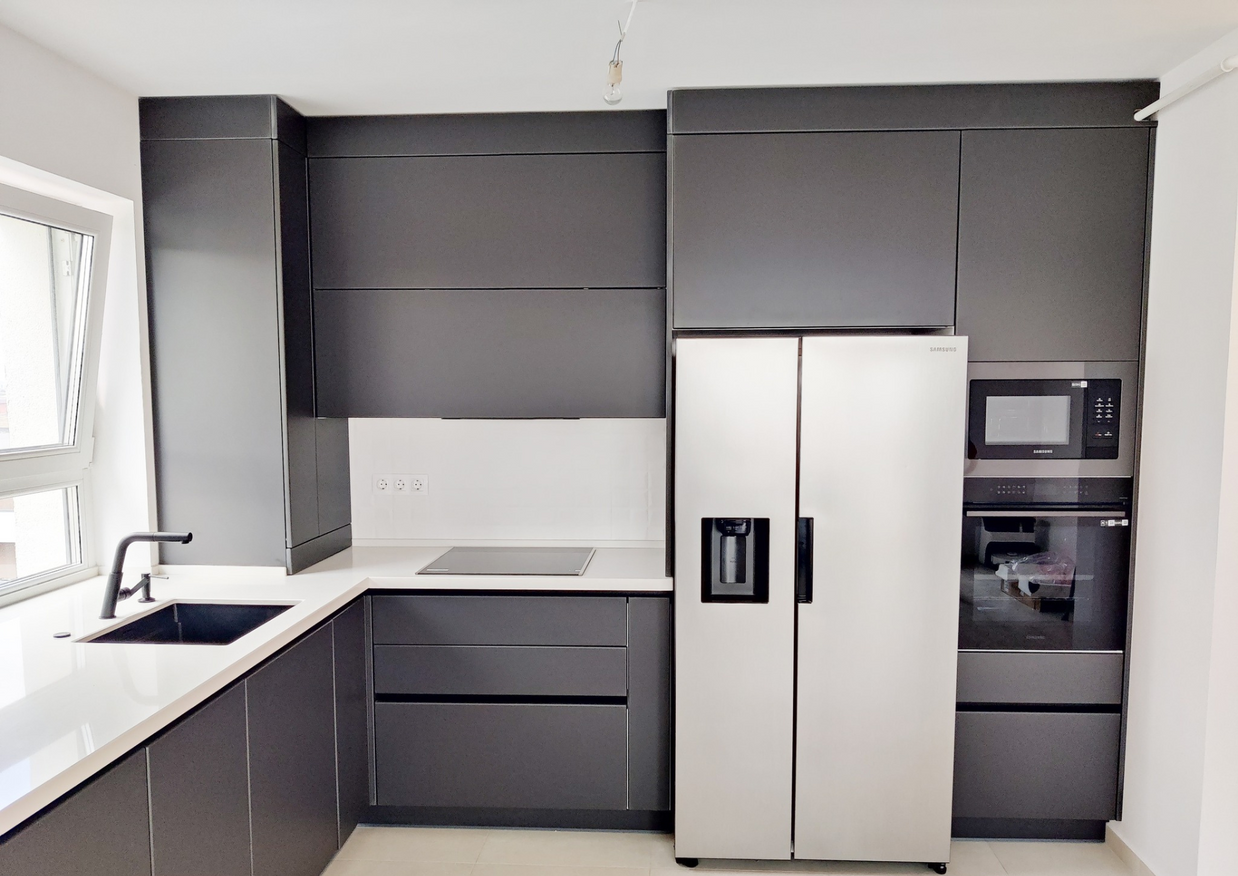 Mobilă bucătărie fabricată la comandă de NORVINIA cu blat și glaf geam din cuarț compozit, mobilier din MDF termoformat