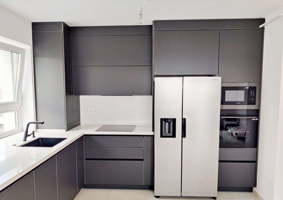 Mobilă bucătărie fabricată la comandă de NORVINIA cu blat și glaf geam din cuarț compozit, mobilier din MDF termoformat