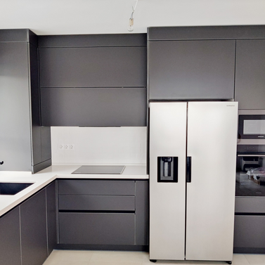 Mobilă bucătărie fabricată la comandă de NORVINIA cu blat și glaf geam din cuarț compozit, mobilier din MDF termoformat