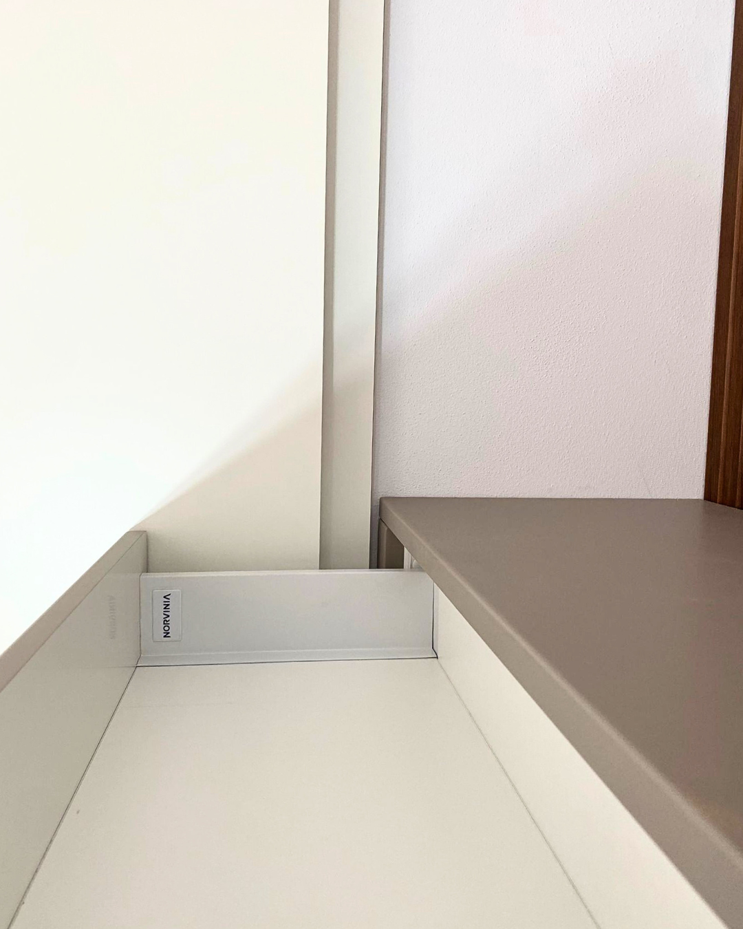 Mobilier pentru hol cu riflaj realizat la comandă de NORVINIA