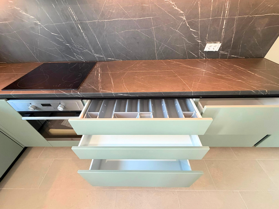 Mobilier din MDF termoformat cu blat termorezistent și mânere gola, finisaj negru mat