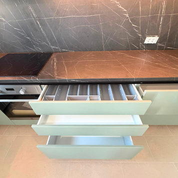 Mobilier din MDF termoformat cu blat termorezistent și mânere gola, finisaj negru mat