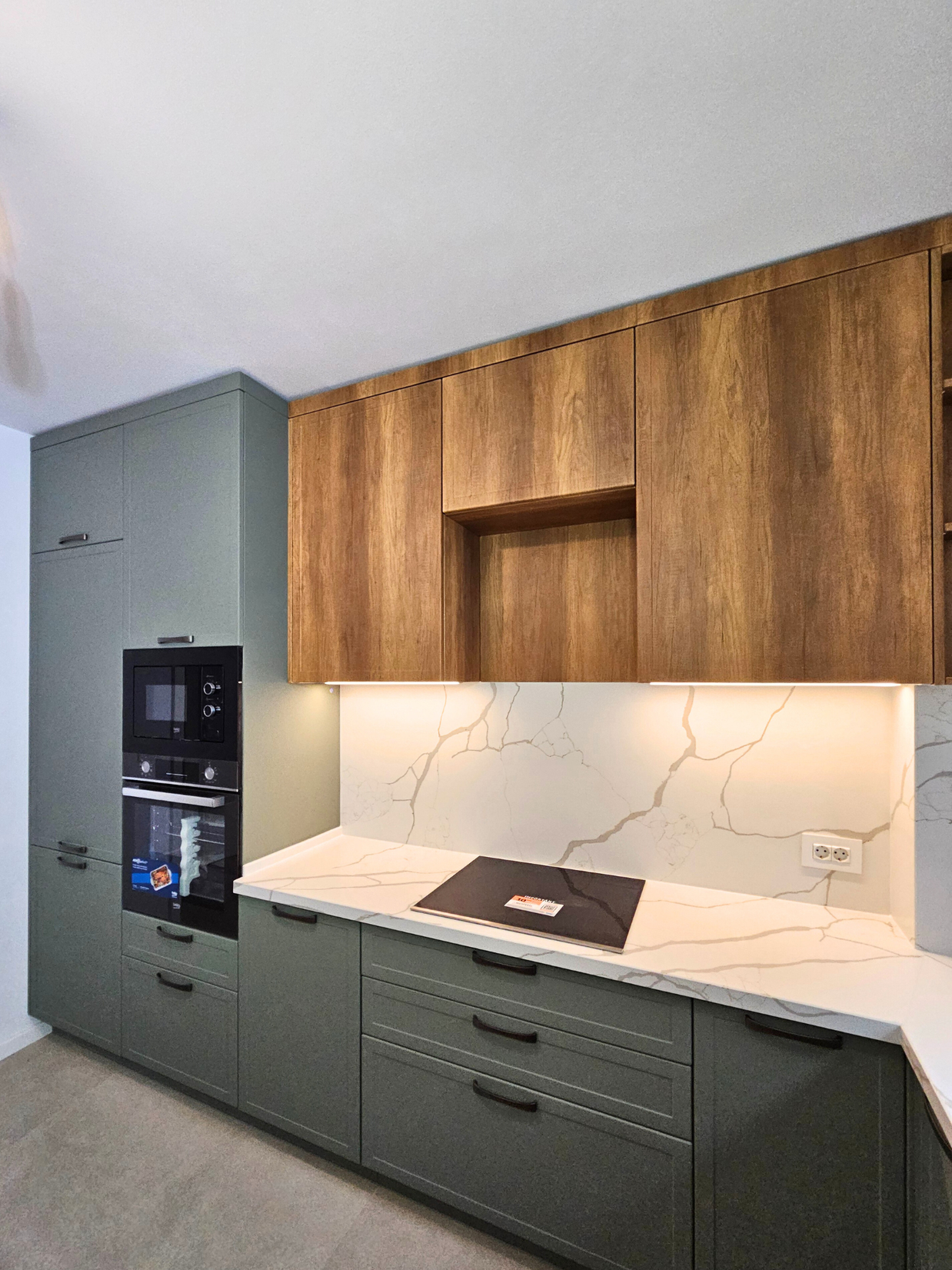 Mobilier bucătărie NORVINIA, cu blat din cuarț compozit și chiuvetă montată sub blat