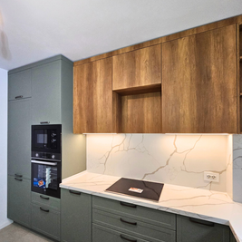 Mobilier bucătărie NORVINIA, cu blat din cuarț compozit și chiuvetă montată sub blat