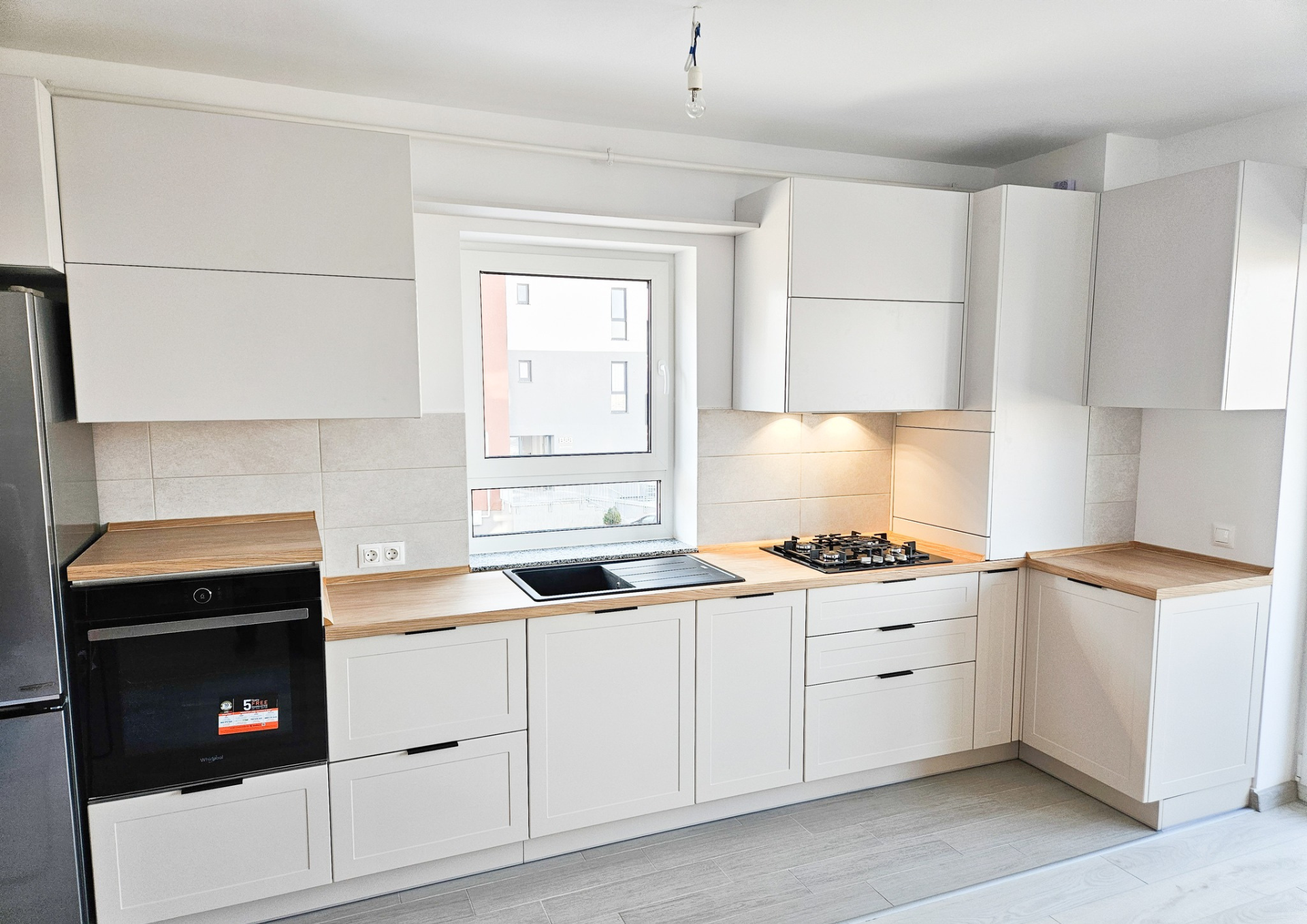 Mobilă bucătărie fabricată la comandă de NORVINIA din MDF termoformat