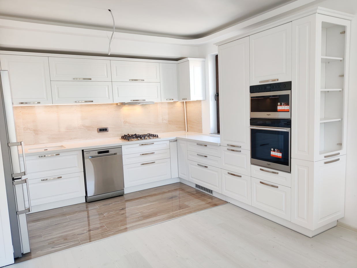 Mobilier de bucătărie NORVINIA cu fronturi din MDF termoformat și blat din cuarț compozit