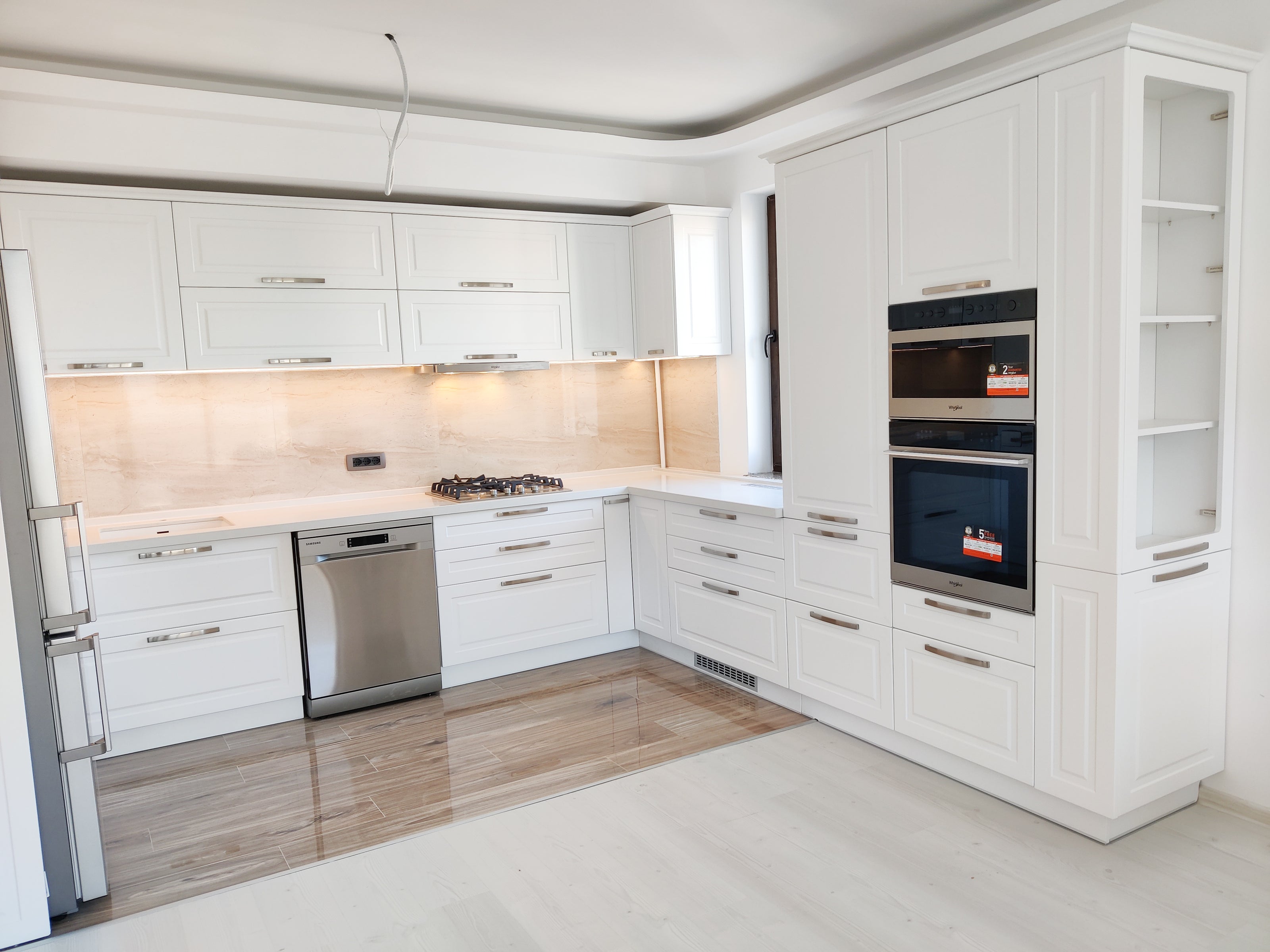 Mobilier de bucătărie NORVINIA cu fronturi din MDF termoformat și blat din cuarț compozit