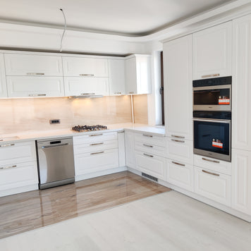 Mobilier de bucătărie NORVINIA cu fronturi din MDF termoformat și blat din cuarț compozit