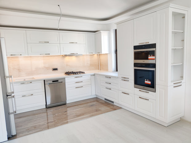 Mobilier de bucătărie NORVINIA cu fronturi din MDF termoformat și blat din cuarț compozit